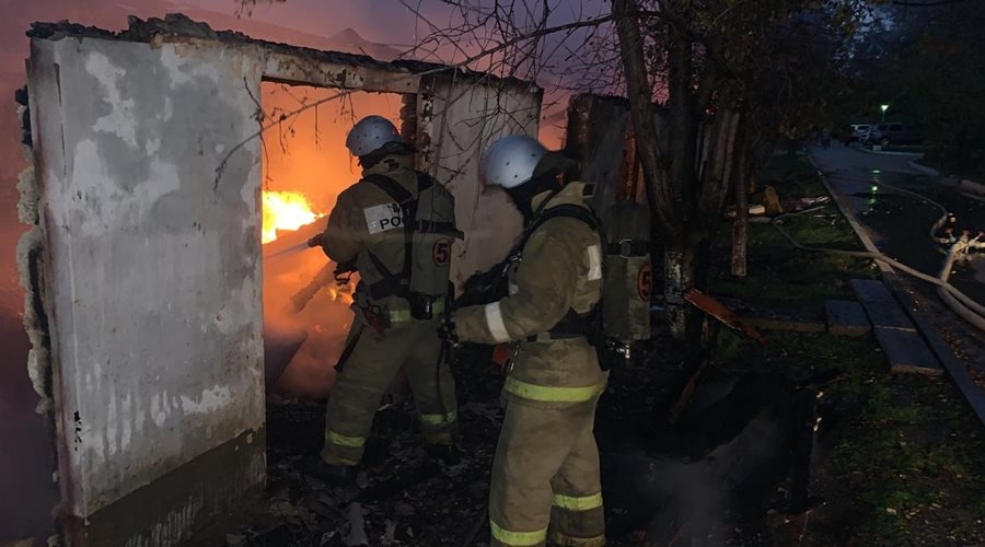 Хозпостройка и мини-маркет сгорели в севастопольском поселке Кача