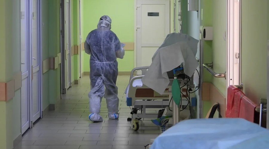 Исторический максимум по суточной смертности от коронавируса вновь зафиксирован в России