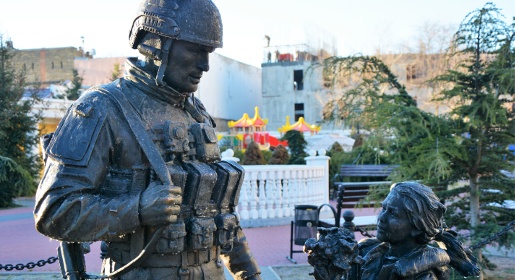 Уголовное дело о вандализме возбудили в отношении облившего краской памятник в Симферополе