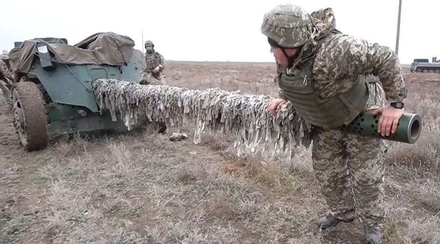 Украинские военные инженеры и артиллеристы проводят учения рядом с Крымом