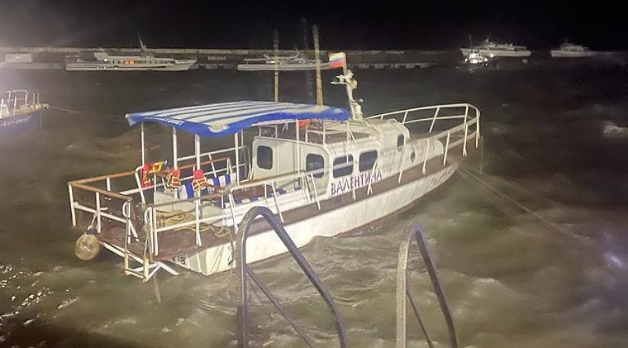 Парусно-моторная яхта затонула у берега Ялты во время шторма