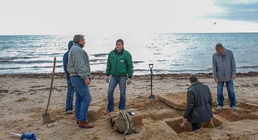 Житель Евпатории нашел античную могилу на территории городского пляжа