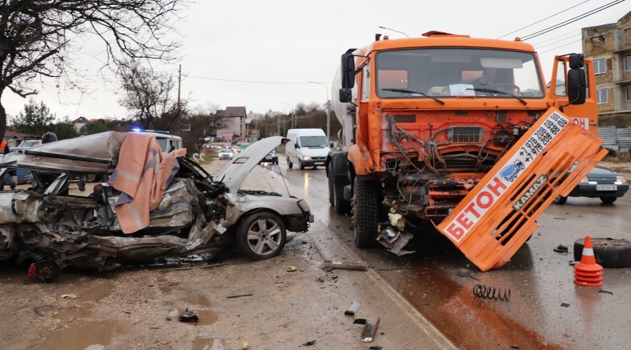 Два человека погибли в Севастополе при столкновении легковушки с бетономешалкой