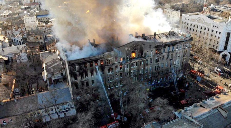 Здание Одесского колледжа экономики и права горит на площади 2 тысячи кв. метров