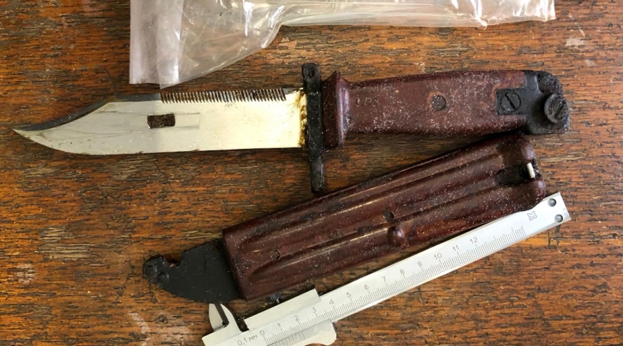 Симферополец попался полицейским во время продажи штык-ножа к автомату Калашникова
