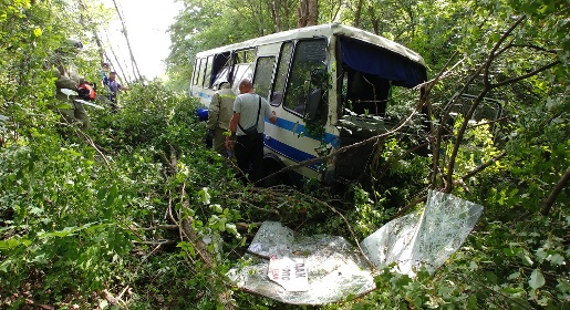 Рейсовый автобус опрокинулся в кювет в Крыму
