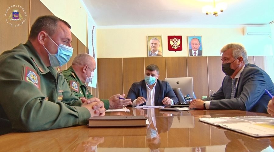 Ялтинские власти и военный комиссар Крыма обсудили ход призывной кампании в муниципалитете