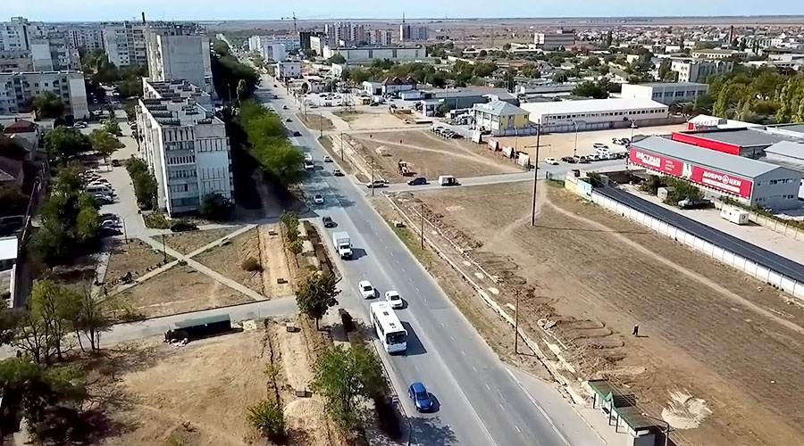 Ремонт магистральной улицы в Евпатории привел к образованию 40-метровых луж