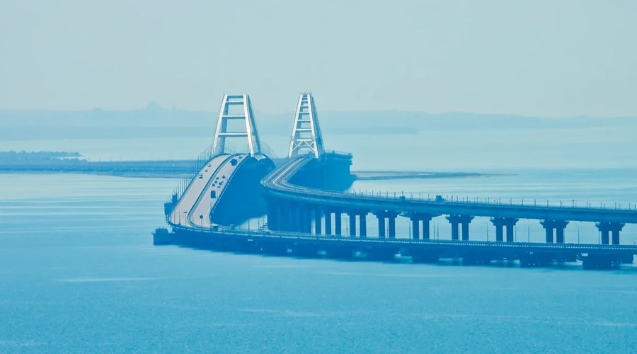 Поток большегрузов по Крымскому мосту вырос на 10% по сравнению с доковидным периодом