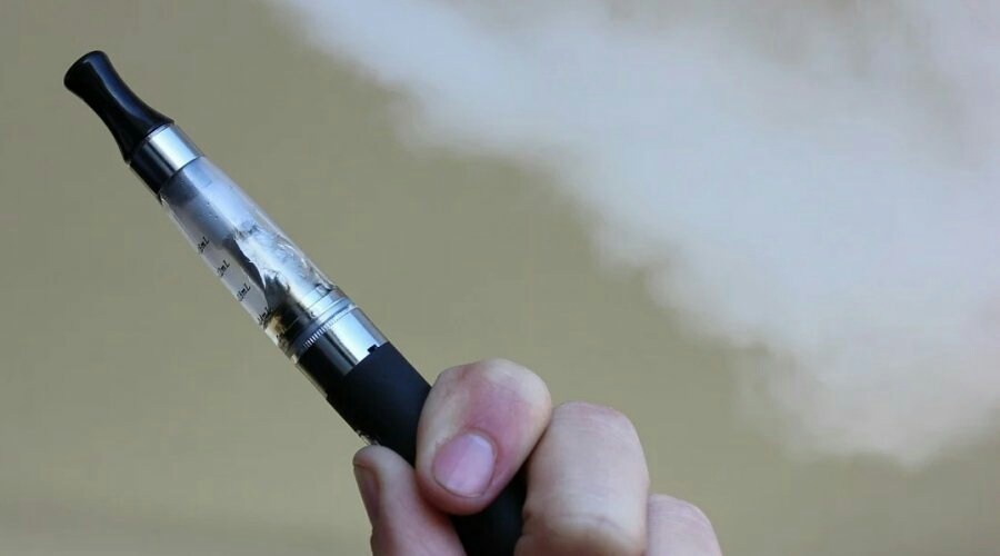 Жидкость для электронных сигарет могут запретить в России   
