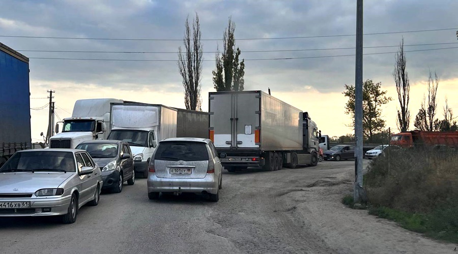 Водители предпочитают самостоятельное передвижение по новым территориям РФ из Крыма и обратно – минтранс