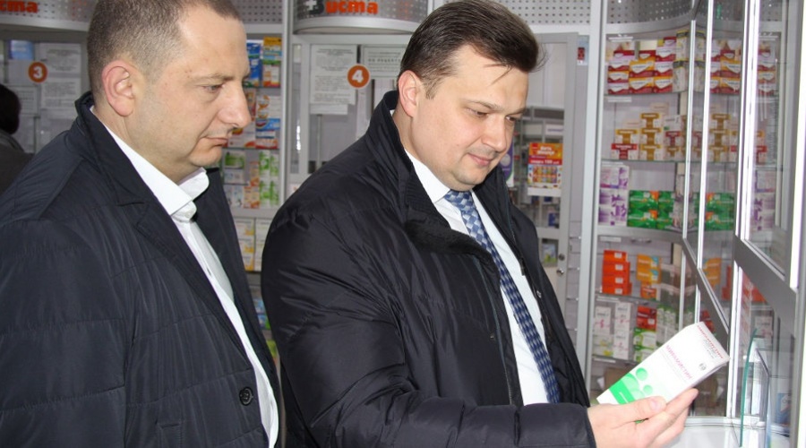 Глава муниципалитета и городской депутат проинспектировали магазины и аптеки Ялты