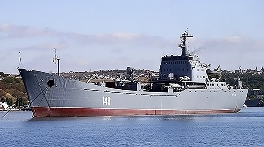 Экипаж большого десантного корабля ЧФ спас рыбака в Севастопольской бухте