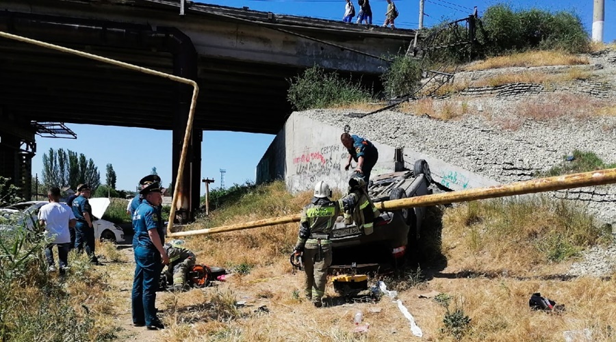 Два автомобиля слетели с моста в Керчи, один человек погиб