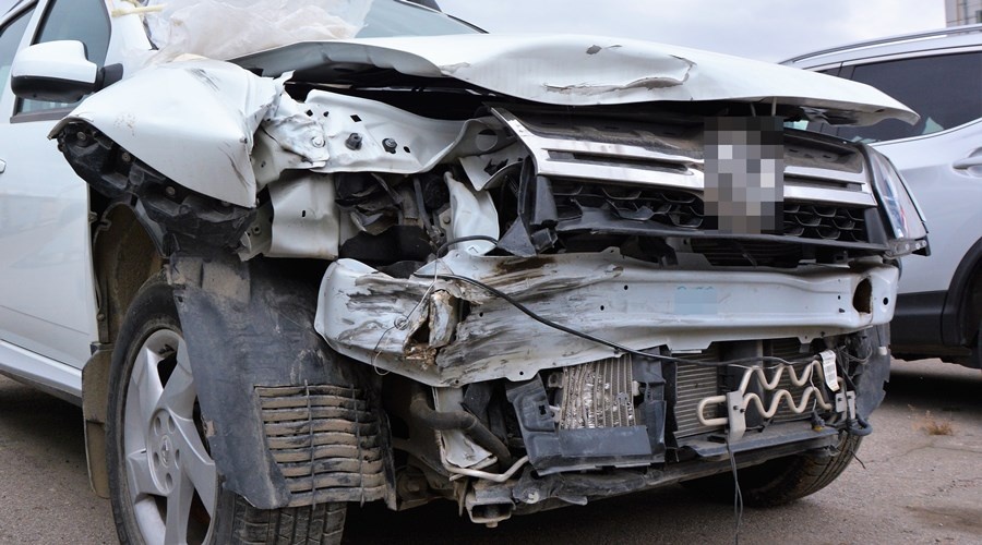 Два человека погибли в лобовом столкновении легковых авто в Крыму