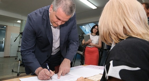 Аксенов проголосовал на первых российских выборах за стабильность и порядок