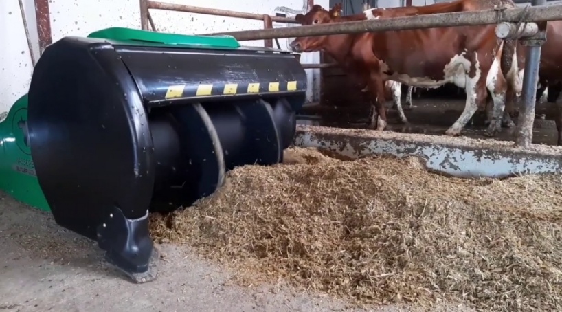 Агрофирма в Симферопольском районе обзавелась пододвигателем кормов