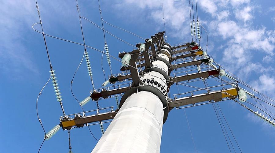Энергетики установили уникальную 36-метровую опору для работы новой подстанции в Крыму