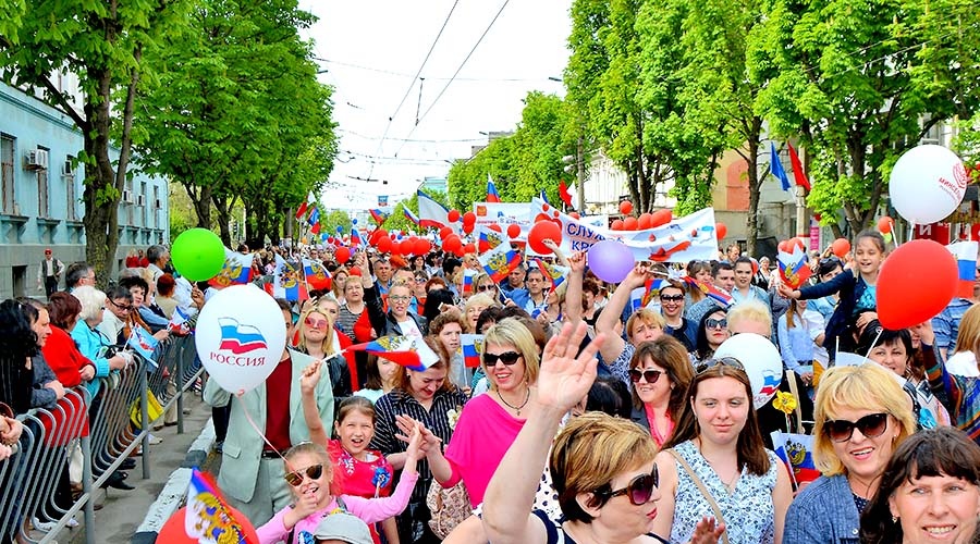 Три четверти жителей России уверены, что их окружают добрые люди