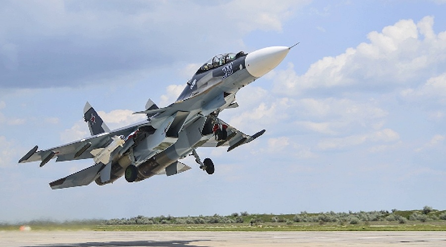 Военные пилоты провели бой в небе над Крымом
