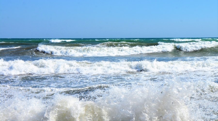 Штормовая волна в Алуште смыла в море туриста из Череповца