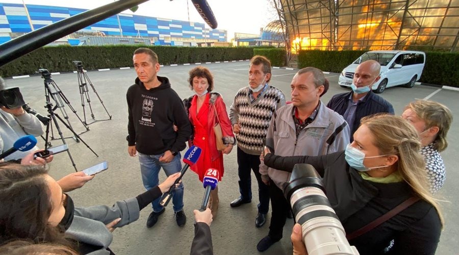 Российские моряки вернулись в Крым после 5 месяцев плена в Африке