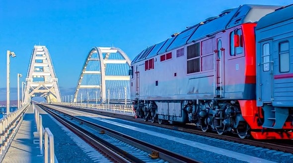 Перевозчик показал внешнее оформление поездов в Крым 
