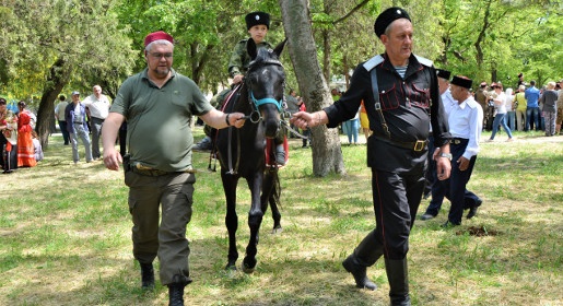Юные крымские казаки прошли традиционный обряд взросления в Симферополе