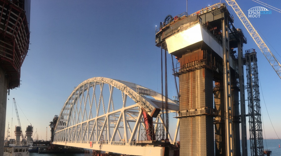 Арку Крымского моста доставили к фарватеру, начинается подъем на опоры