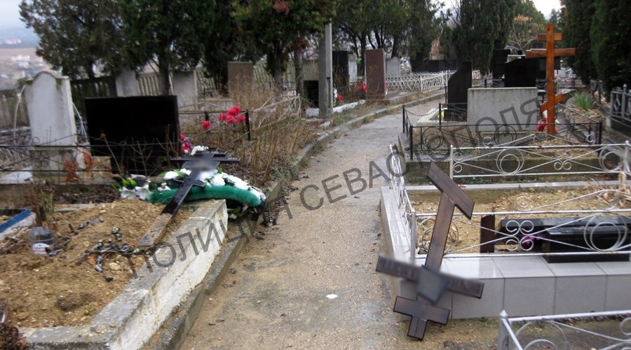 Полиция нашла малолетних вандалов, разбивших могилы на кладбище в Севастополе