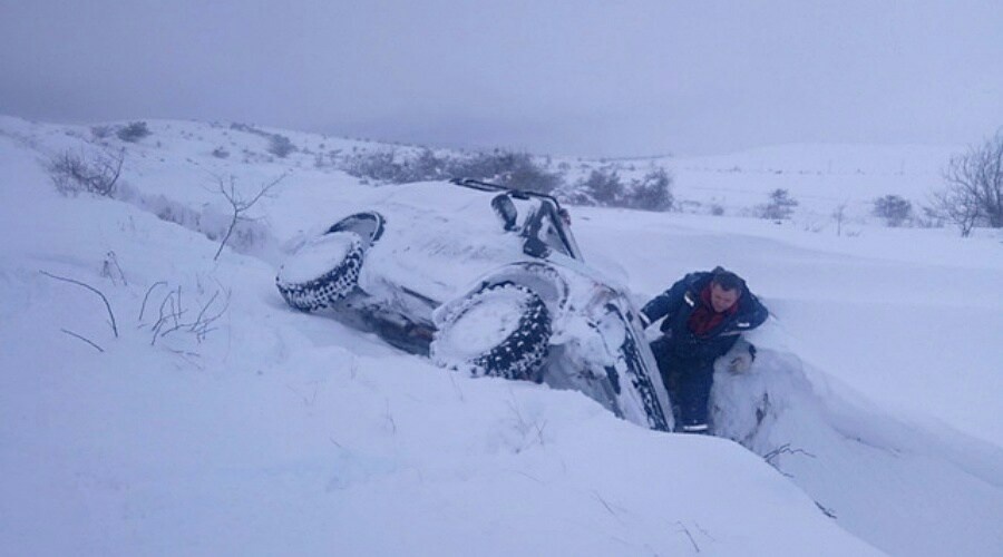 Крымские спасатели за выходные освободили из снежных переметов четыре автомобиля 
