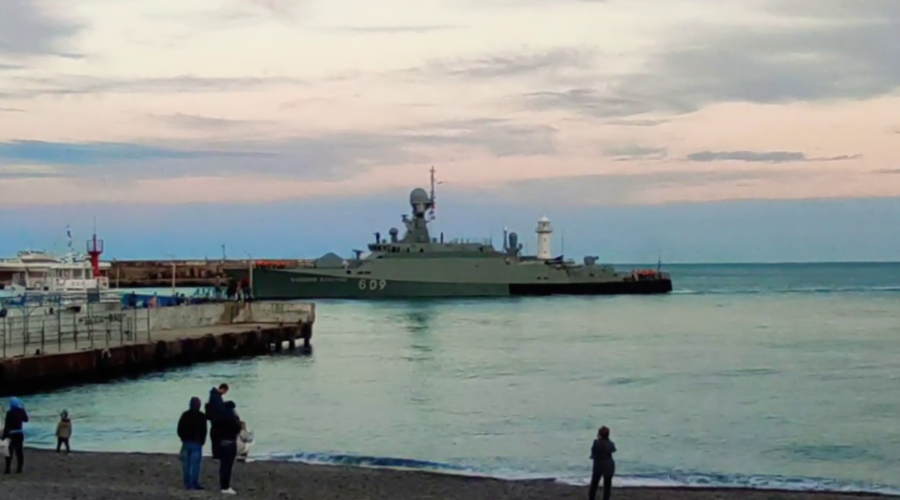 Очевидцы сняли заход военного корабля в Ялту