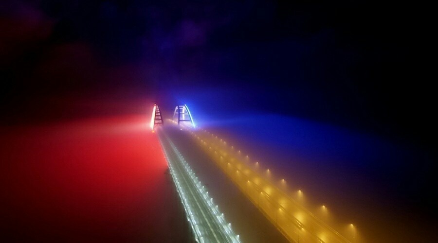Обслуживающая железнодорожную часть Крымского моста компания оборудует на нем подсветку
