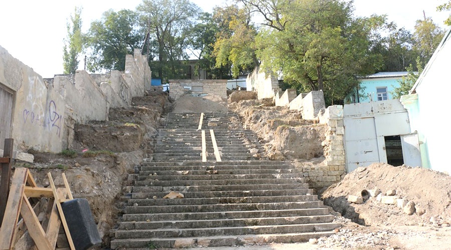 Подрядчик завершает демонтаж ступеней и стен Митридатской лестницы в Керчи