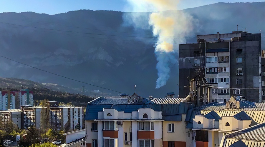 Лесники пытаются справиться с возгоранием в районе Боткинской тропы в Ялте