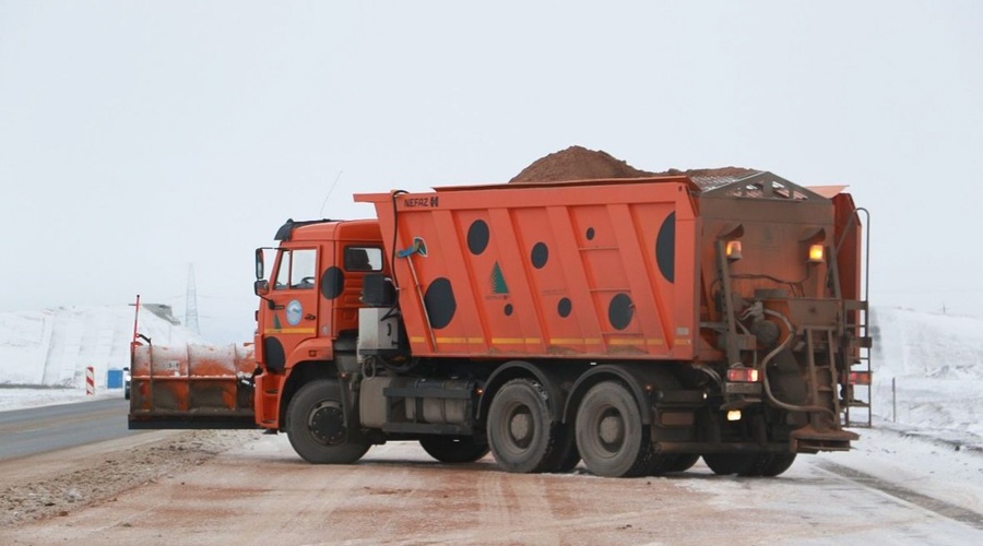 «Крымавтодор» за ночь высыпал на дороги Симферопольского района 45 тонн реагентов