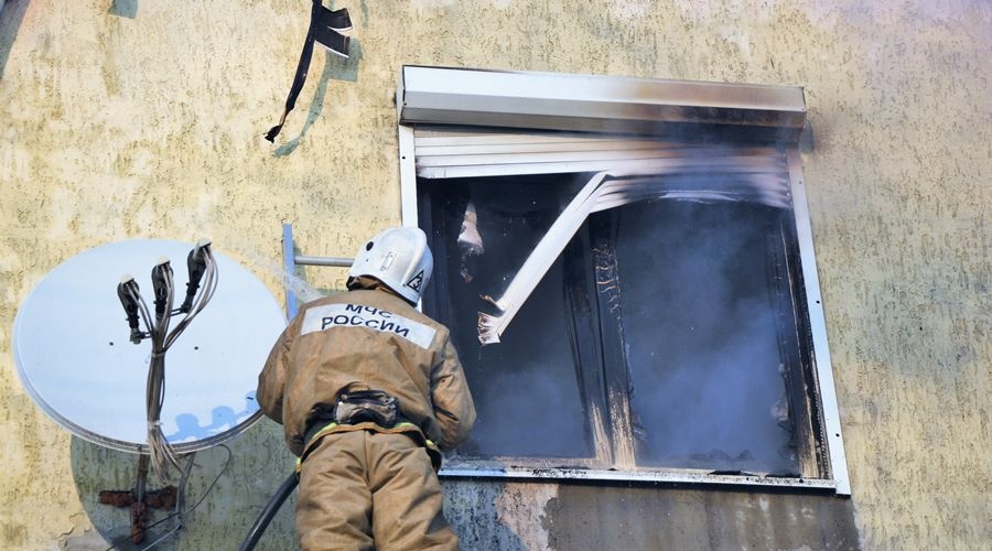 Спасатели эвакуировали 25 человек из горящего дома в Феодосии