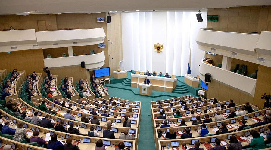 Комитет Думы поддержал переименование в Конституции членов Совфеда в сенаторов 