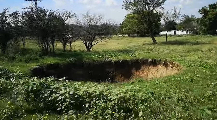 Жители села под Керчью обнаружили после потопа провал глубиной 10 метров