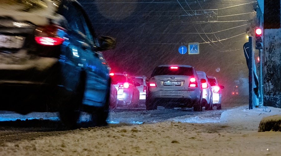 Полтора десятка тонн реагента в борьбе с первым снегом высыпали на улицы Симферополя