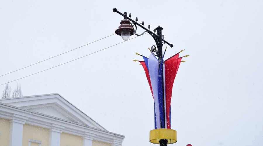 Коммунальщики Симферополя начали украшать город к пятилетию Крымской весны