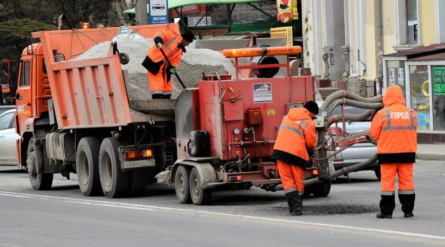 Власти Симферополя обещают до осени залатать все ямы на дорогах города