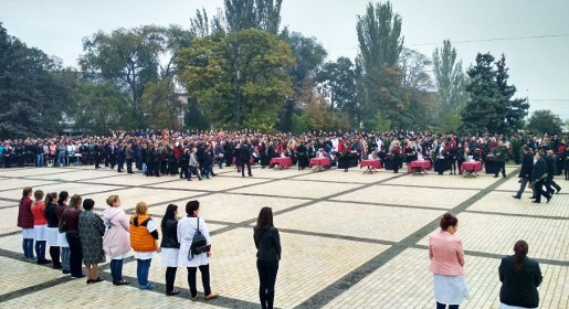 Церемония прощания с жертвами нападения на колледж началась в Керчи