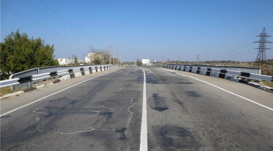 Въезд в Джанкой через аварийный мост временно запрещен большегрузам