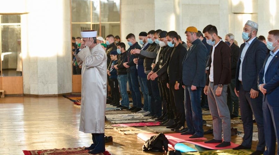 Мусульмане Крыма совершили праздничный намаз в честь окончания Рамадана