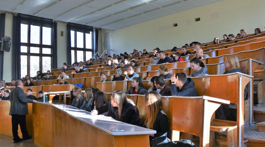 Директор феодосийской академии продолжает обманывать студентов – министр образования Крыма