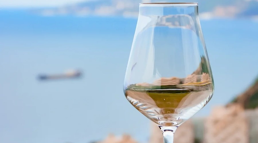 Крымское вино почти целиком заместило импортное на местном рынке