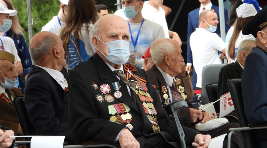 Парад в честь Победы в Великой Отечественной войне проходит в Симферополе