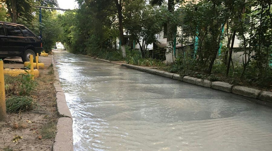 Поток воды на улице Дмитрия Ульянова в Симферополе объяснили технологическим сбросом