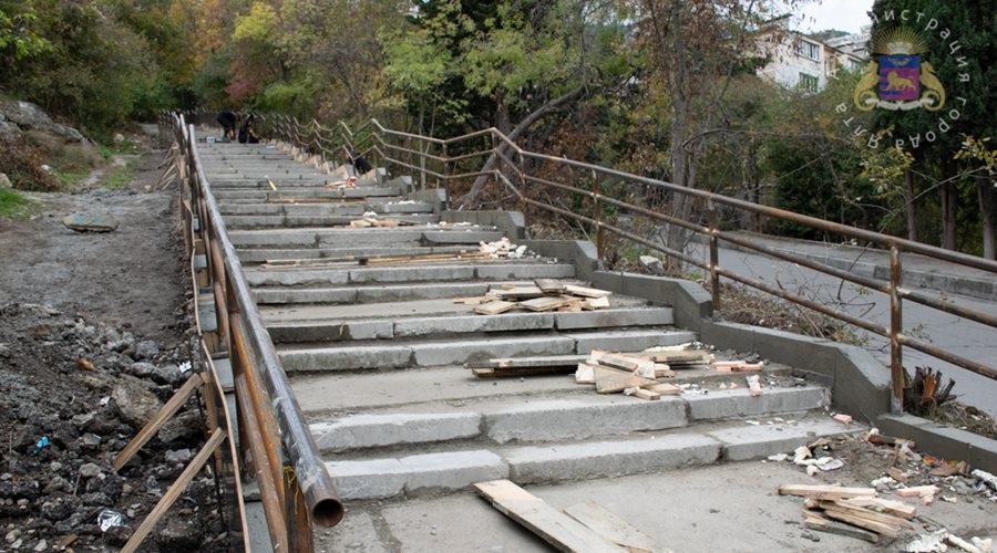 Ремонт пяти уличных лестниц ведется в Ялте
